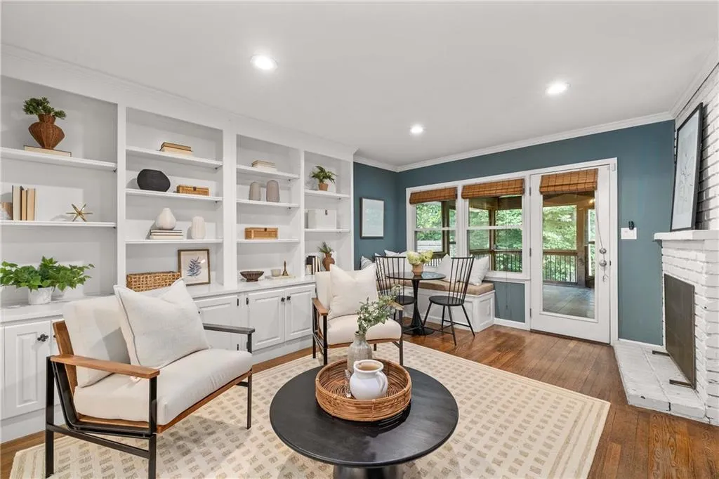 Keeping room off of kitchen with banquette seating bench