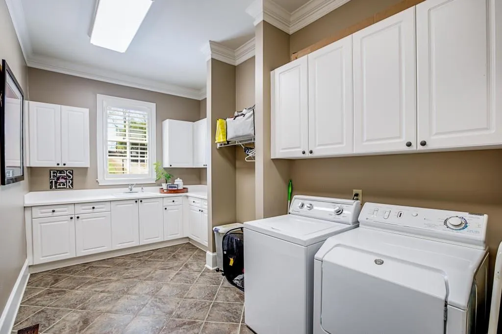 7795 Stables Drive, Atlanta, Georgia 30350, 6 Bedrooms Bedrooms, ,6 BathroomsBathrooms,Residential,Sold,7795 Stables Drive,6085985