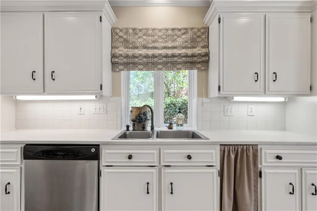 980 Buckhorn E, Sandy Springs, Georgia 30350, 4 Bedrooms Bedrooms, ,2 BathroomsBathrooms,Residential,Sold,980 Buckhorn E,7020611