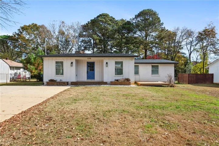 Single story home and sweeping views of front yard
