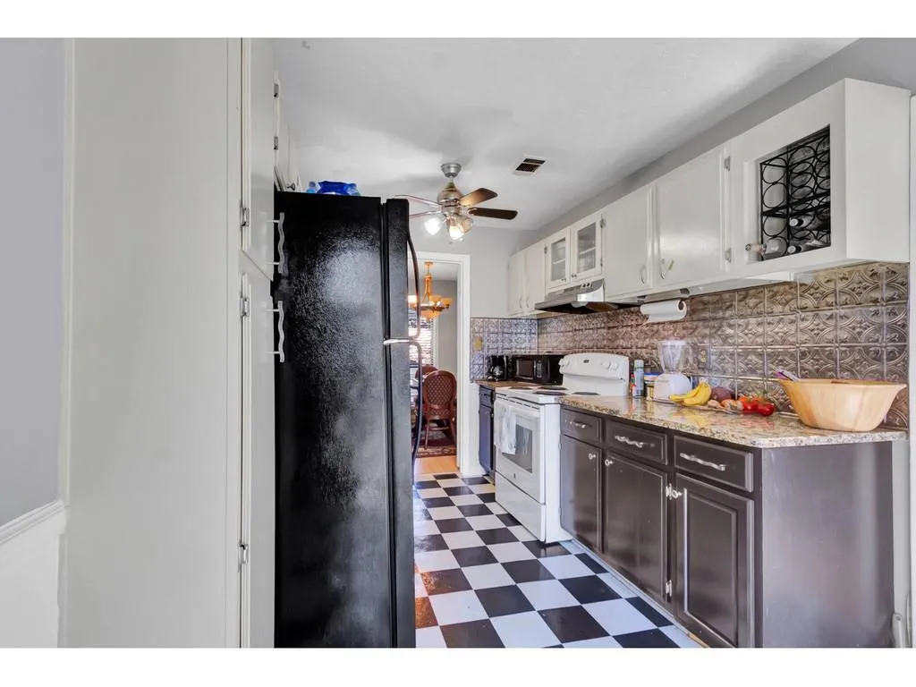 8740 Roswell Road Unit 5e, Atlanta, Georgia 30350, 2 Bedrooms Bedrooms, ,2 BathroomsBathrooms,Residential,Sold,8740 Roswell Road Unit 5e,6883667