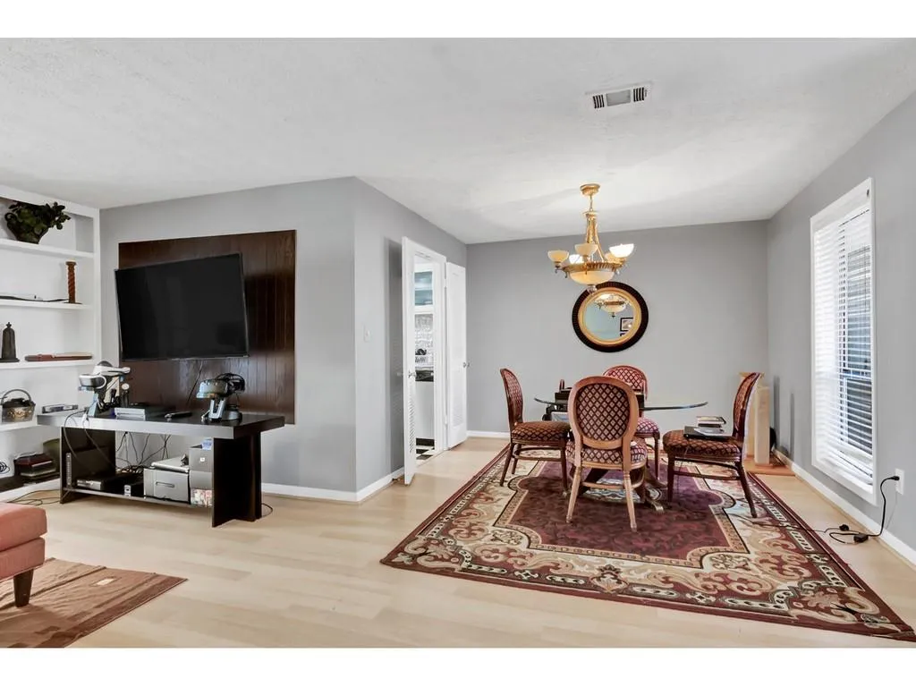 8740 Roswell Road Unit 5e, Atlanta, Georgia 30350, 2 Bedrooms Bedrooms, ,2 BathroomsBathrooms,Residential,Sold,8740 Roswell Road Unit 5e,6883667