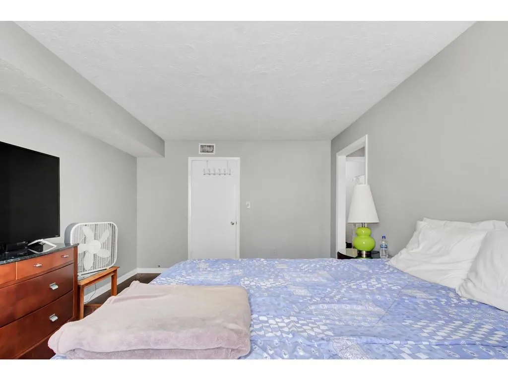 8740 Roswell Road Unit 5e, Atlanta, Georgia 30350, 2 Bedrooms Bedrooms, ,2 BathroomsBathrooms,Residential,Sold,8740 Roswell Road Unit 5e,6883667