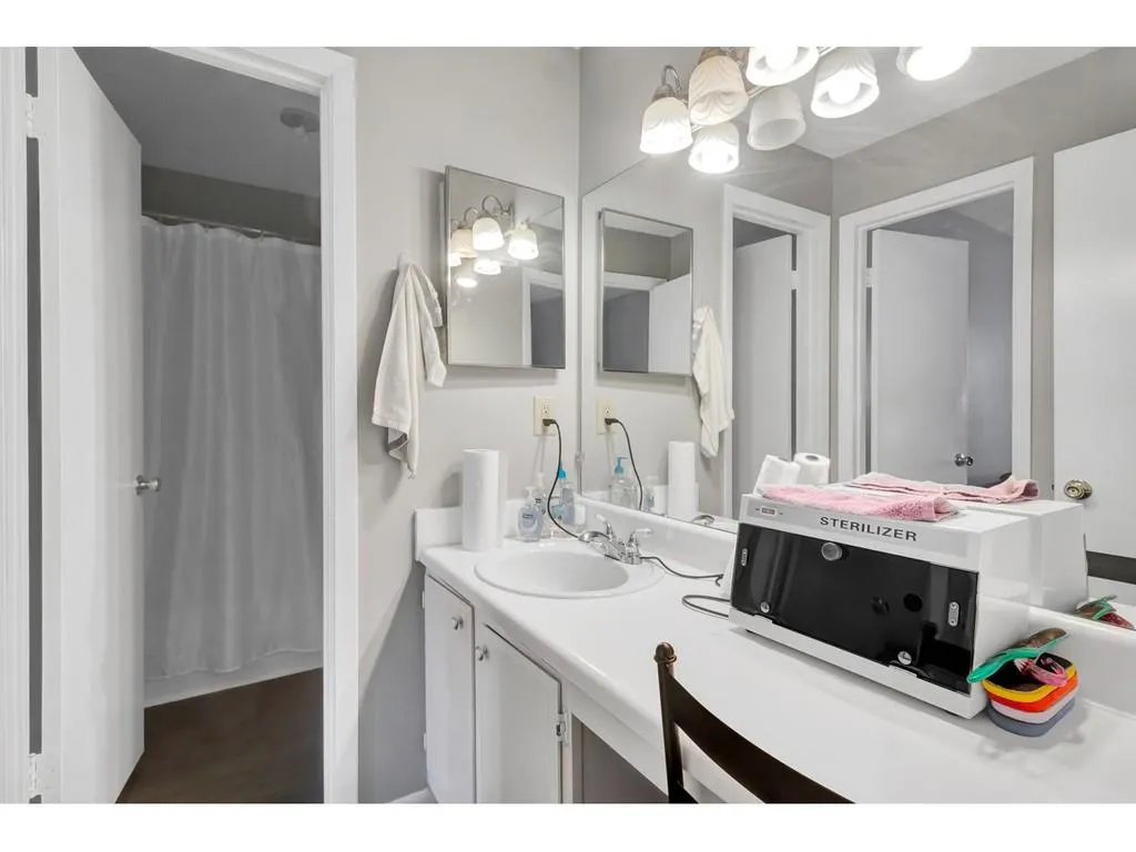 8740 Roswell Road Unit 5e, Atlanta, Georgia 30350, 2 Bedrooms Bedrooms, ,2 BathroomsBathrooms,Residential,Sold,8740 Roswell Road Unit 5e,6883667