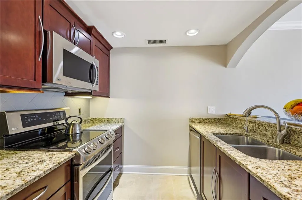 3481 Lakeside Drive Ne Unit 2203, Atlanta, Georgia 30326, 2 Bedrooms Bedrooms, ,2 BathroomsBathrooms,Residential,For Sale,3481 Lakeside Drive Ne Unit 2203,7553475