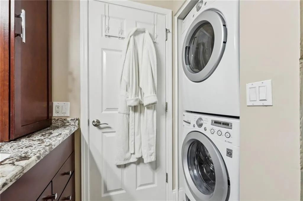 3481 Lakeside Drive Ne Unit 2203, Atlanta, Georgia 30326, 2 Bedrooms Bedrooms, ,2 BathroomsBathrooms,Residential,For Sale,3481 Lakeside Drive Ne Unit 2203,7553475