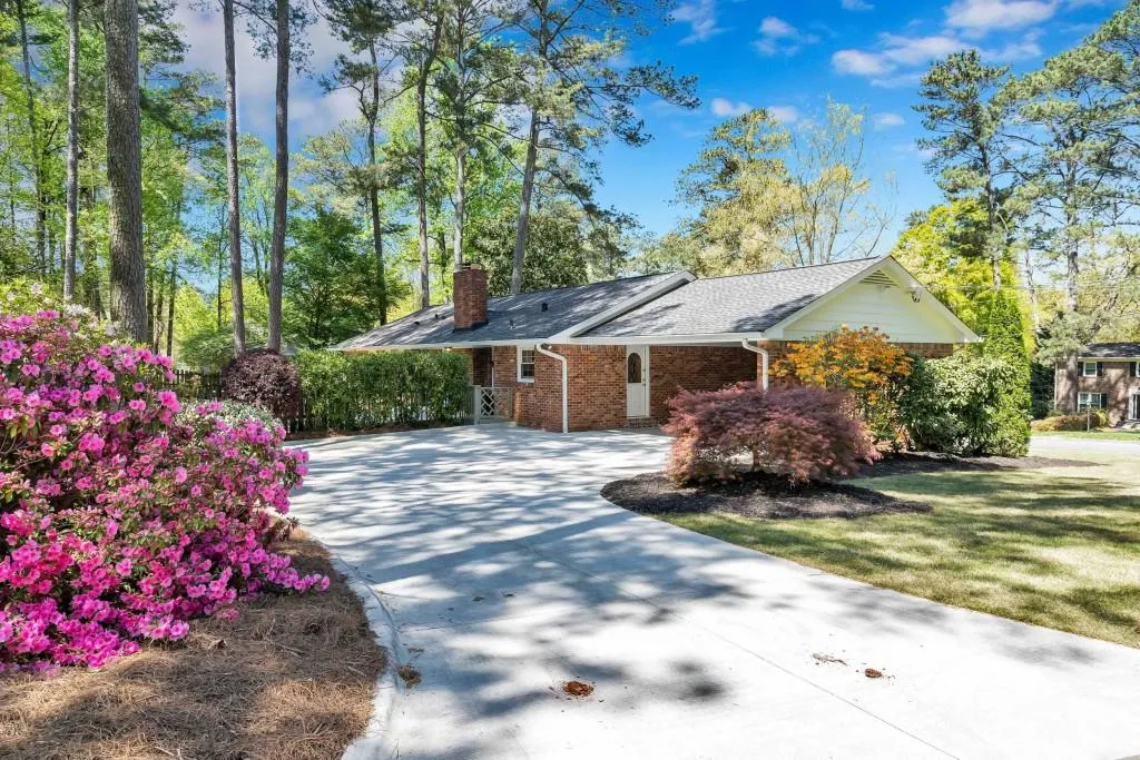 6464 Whispering Trail, Sandy Springs, Georgia 30328, 4 Bedrooms Bedrooms, ,3 BathroomsBathrooms,Residential,Sold,6464 Whispering Trail,6706824