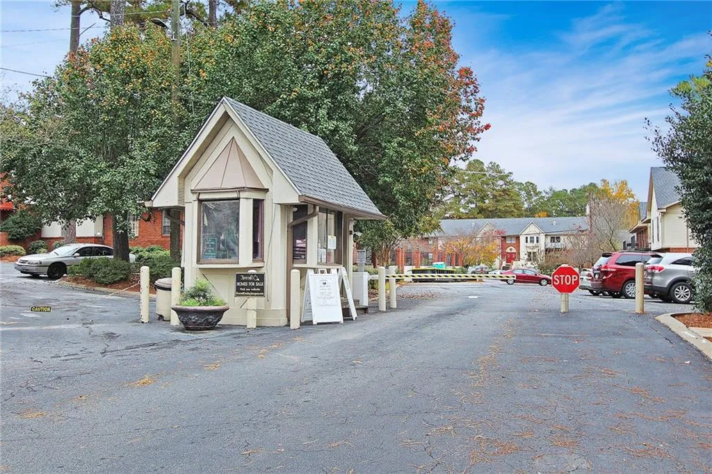 6851 Roswell Road Ne Unit A9, Atlanta, Georgia 30328, 3 Bedrooms Bedrooms, ,2 BathroomsBathrooms,Residential,Sold,6851 Roswell Road Ne Unit A9,5933964