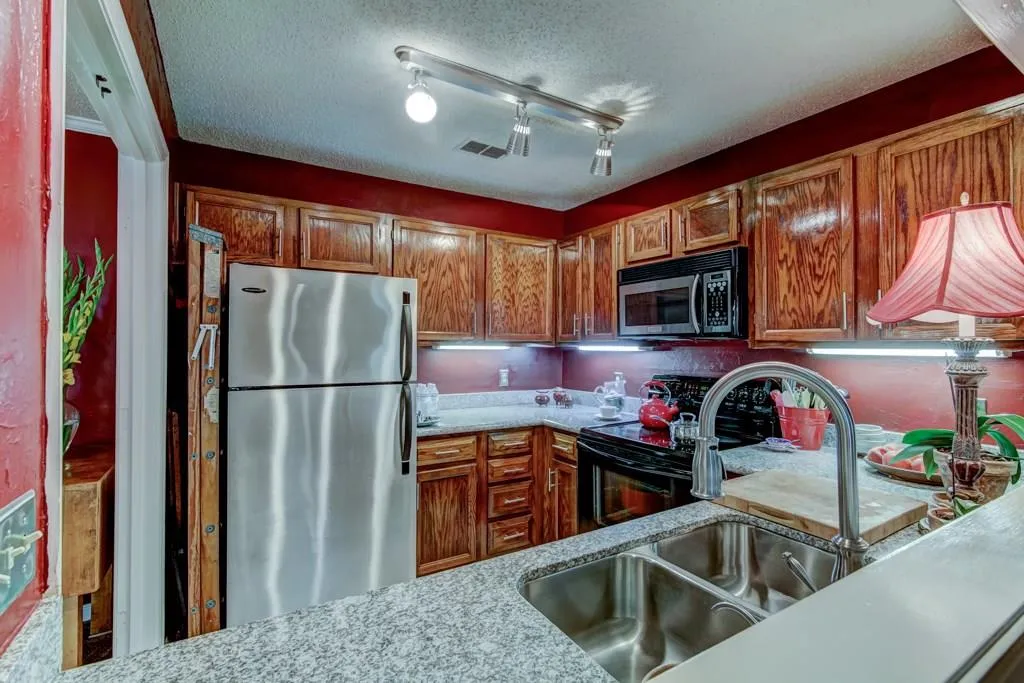 303 Hollyfax Circle Unit 303, Sandy Springs, Georgia 30328, 1 Bedroom Bedrooms, ,1 BathroomBathrooms,Residential,Sold,303 Hollyfax Circle Unit 303,5892254