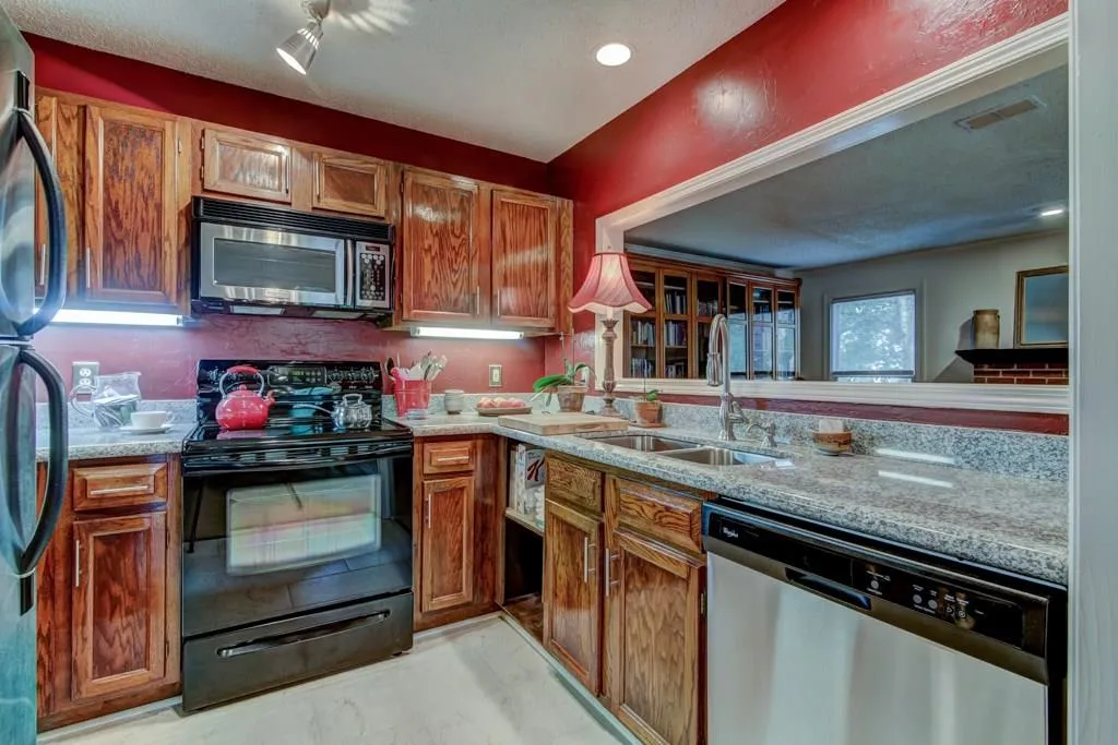 303 Hollyfax Circle Unit 303, Sandy Springs, Georgia 30328, 1 Bedroom Bedrooms, ,1 BathroomBathrooms,Residential,Sold,303 Hollyfax Circle Unit 303,5892254
