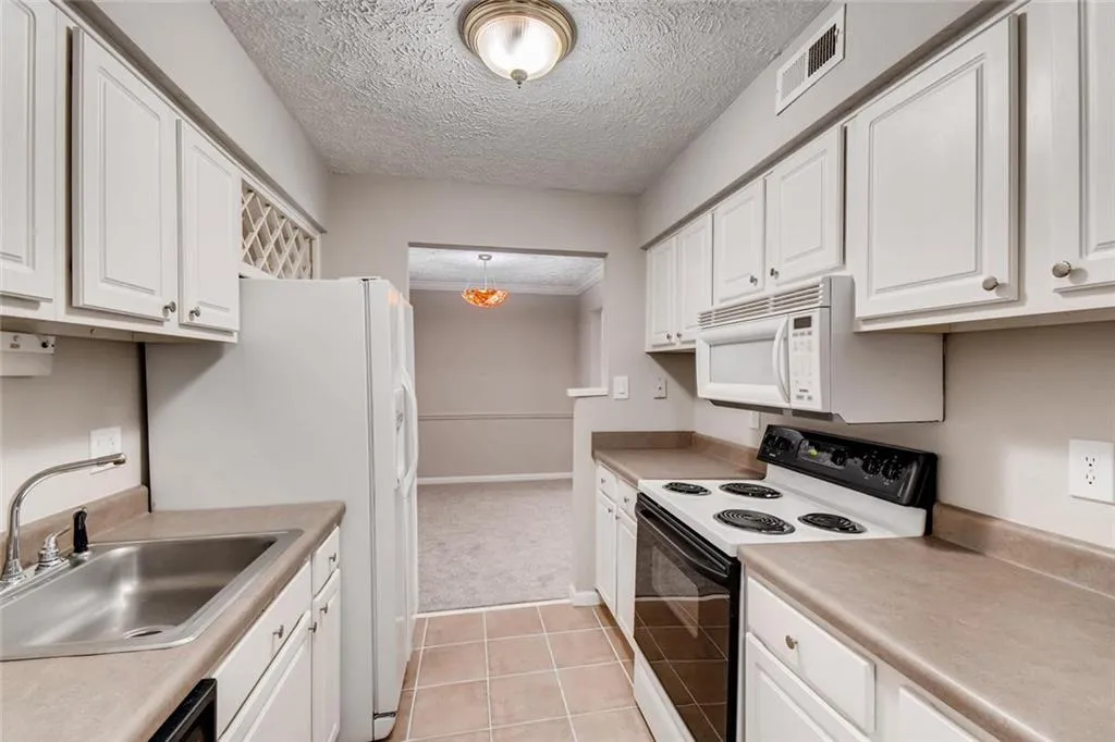 5149 Roswell Road Unit 7, Sandy Springs, Georgia 30342, 2 Bedrooms Bedrooms, ,1 BathroomBathrooms,Residential,Sold,5149 Roswell Road Unit 7,6126506