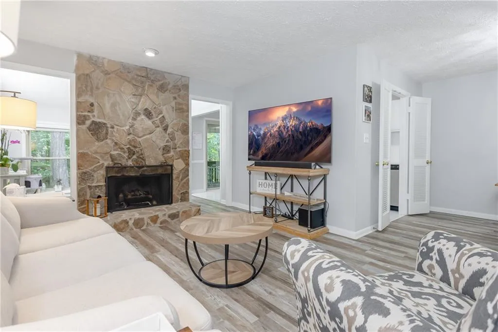 8740 Roswell Road Unit 6c, Atlanta, Georgia 30350, 2 Bedrooms Bedrooms, ,2 BathroomsBathrooms,Residential,Sold,8740 Roswell Road Unit 6c,7414255