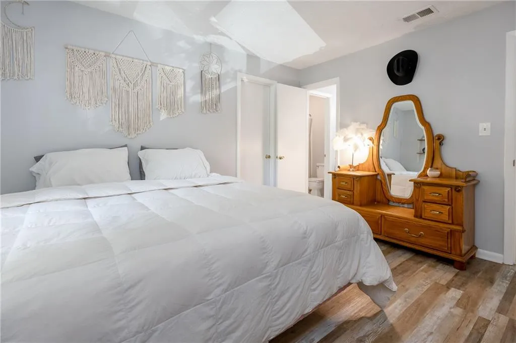 8740 Roswell Road Unit 6c, Atlanta, Georgia 30350, 2 Bedrooms Bedrooms, ,2 BathroomsBathrooms,Residential,Sold,8740 Roswell Road Unit 6c,7414255