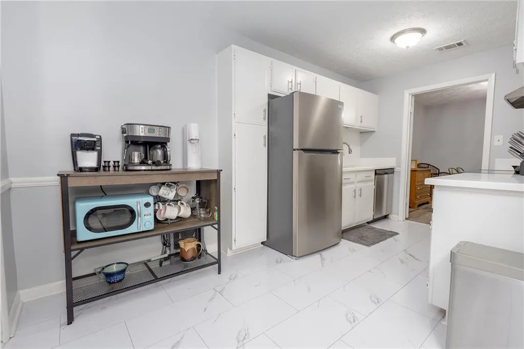 8740 Roswell Road Unit 6c, Atlanta, Georgia 30350, 2 Bedrooms Bedrooms, ,2 BathroomsBathrooms,Residential,Sold,8740 Roswell Road Unit 6c,7414255