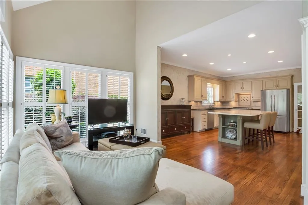 145 Grosvenor Place, Sandy Springs, Georgia 30328, 5 Bedrooms Bedrooms, ,3 BathroomsBathrooms,Residential,Sold,145 Grosvenor Place,6547698