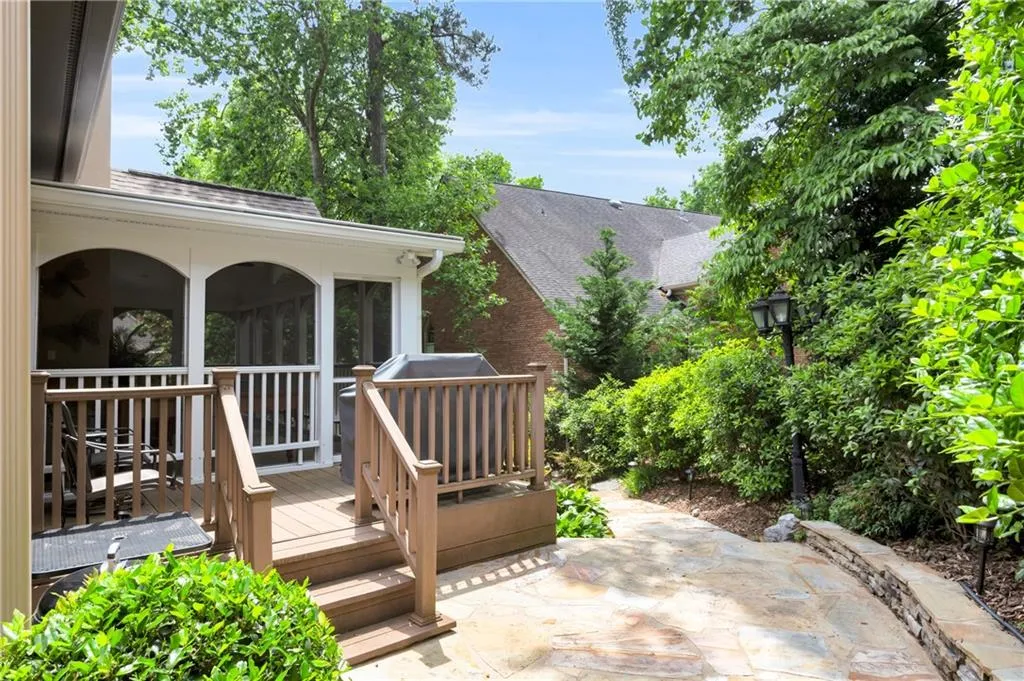 145 Grosvenor Place, Sandy Springs, Georgia 30328, 5 Bedrooms Bedrooms, ,3 BathroomsBathrooms,Residential,Sold,145 Grosvenor Place,6547698