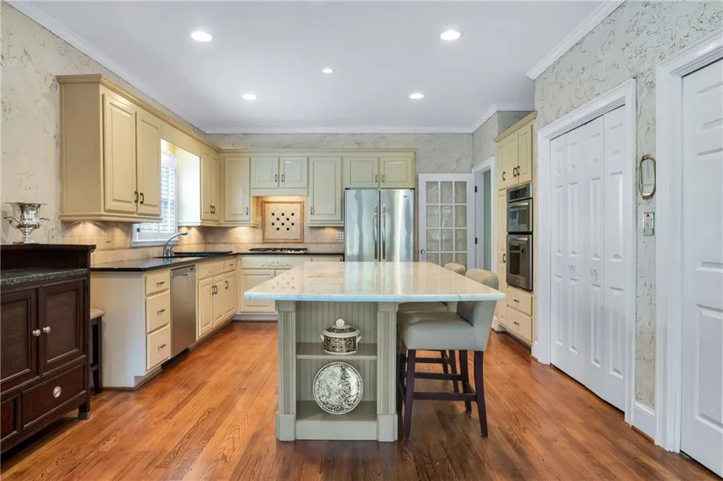 145 Grosvenor Place, Sandy Springs, Georgia 30328, 5 Bedrooms Bedrooms, ,3 BathroomsBathrooms,Residential,Sold,145 Grosvenor Place,6547698