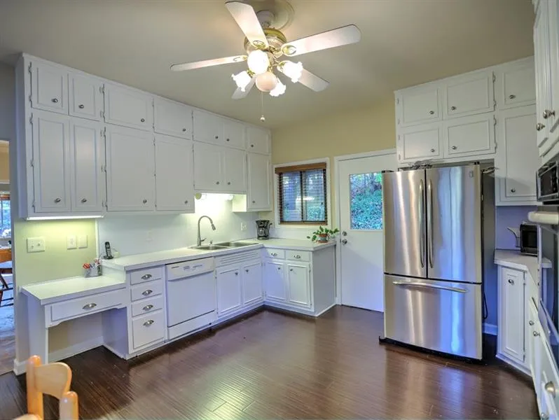 210 N Mill Court, Sandy Springs, Georgia 30328, 3 Bedrooms Bedrooms, ,2 BathroomsBathrooms,Residential,Sold,210 N Mill Court,6648237