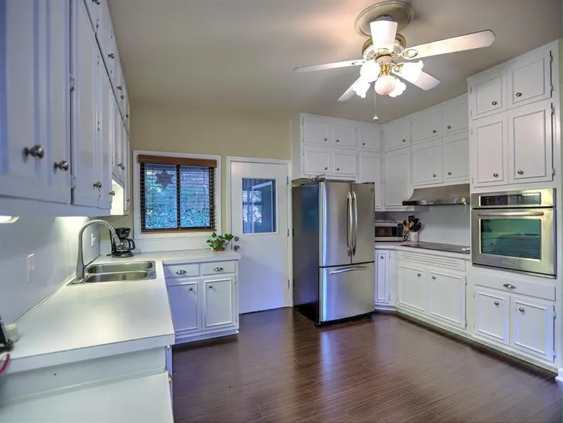 210 N Mill Court, Sandy Springs, Georgia 30328, 3 Bedrooms Bedrooms, ,2 BathroomsBathrooms,Residential,Sold,210 N Mill Court,6648237