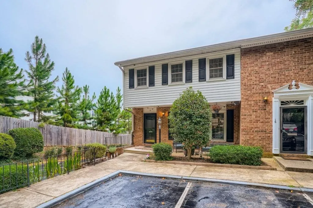 6520 Roswell Road Unit 15, Sandy Springs, Georgia 30328, 3 Bedrooms Bedrooms, ,2 BathroomsBathrooms,Residential,Sold,6520 Roswell Road Unit 15,6945402