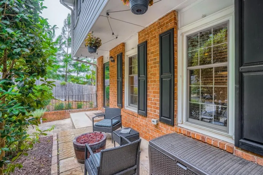 6520 Roswell Road Unit 15, Sandy Springs, Georgia 30328, 3 Bedrooms Bedrooms, ,2 BathroomsBathrooms,Residential,Sold,6520 Roswell Road Unit 15,6945402