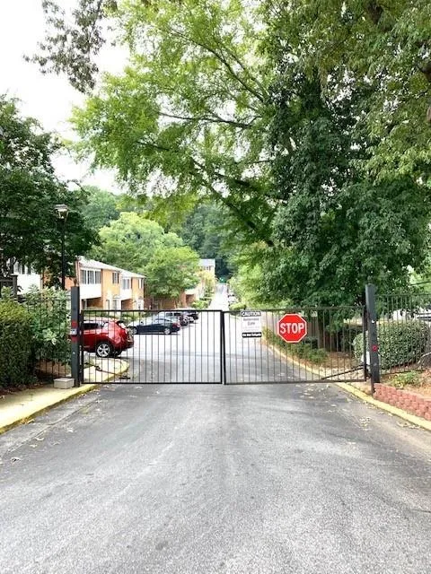 6520 Roswell Road Unit 15, Sandy Springs, Georgia 30328, 3 Bedrooms Bedrooms, ,2 BathroomsBathrooms,Residential,Sold,6520 Roswell Road Unit 15,6945402