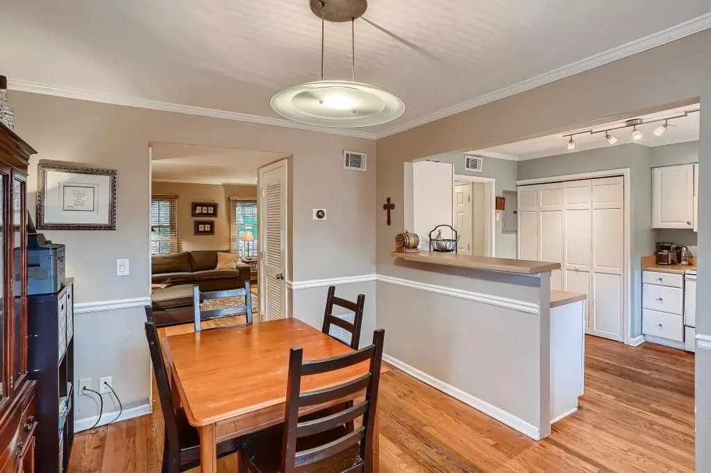 6520 Roswell Road Unit 15, Sandy Springs, Georgia 30328, 3 Bedrooms Bedrooms, ,2 BathroomsBathrooms,Residential,Sold,6520 Roswell Road Unit 15,6945402