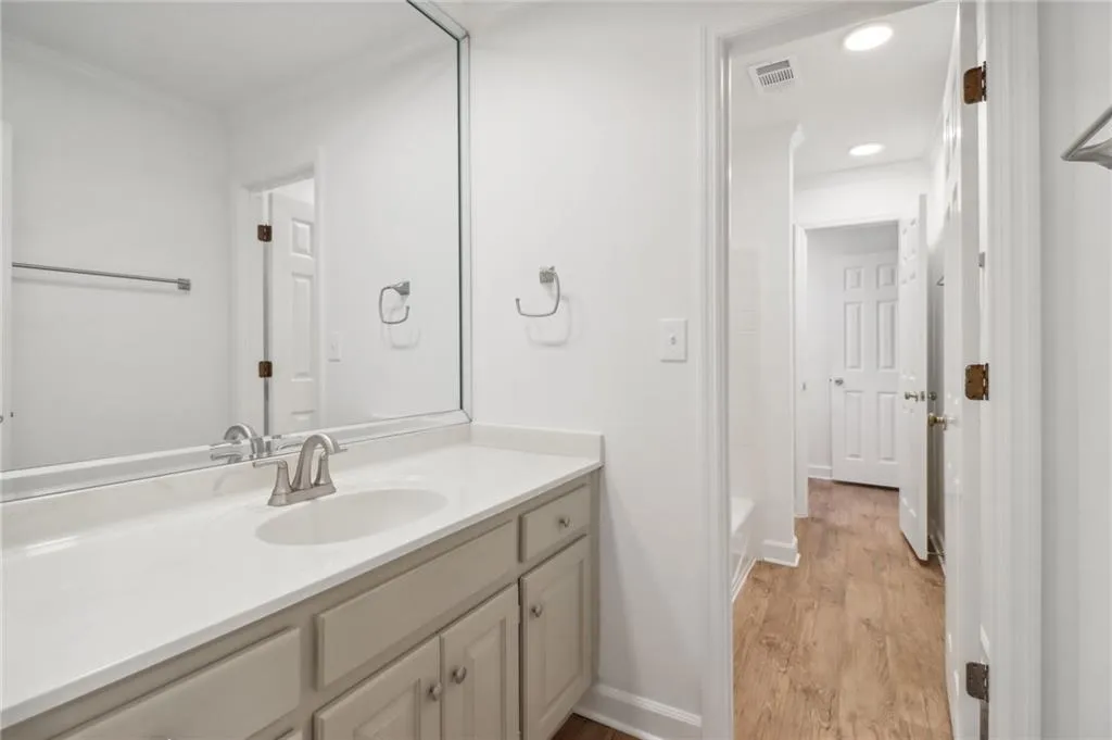 Shared jack & jill style bath accessible from hall