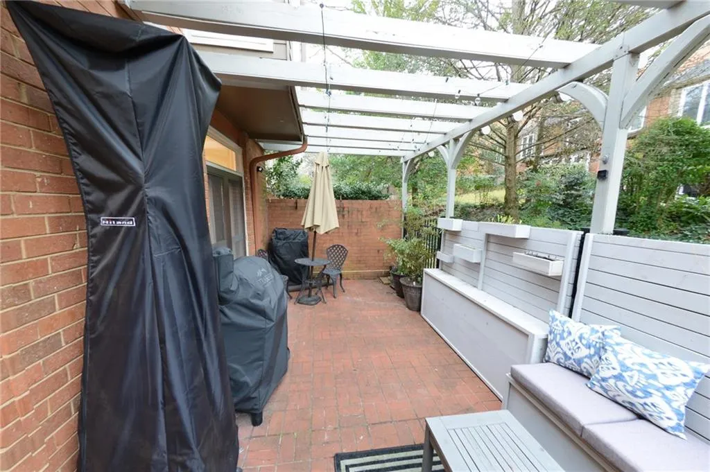18 Willow Glen Ne Unit 18, Atlanta, Georgia 30342, 4 Bedrooms Bedrooms, ,3 BathroomsBathrooms,Residential,Sold,18 Willow Glen Ne Unit 18,6847969