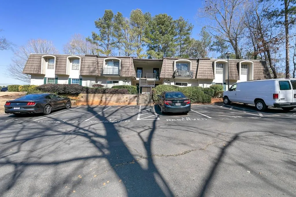 725 Dalrymple Road Unit 1a, Sandy Springs, Georgia 30328, 2 Bedrooms Bedrooms, ,2 BathroomsBathrooms,Residential,Sold,725 Dalrymple Road Unit 1a,6842609
