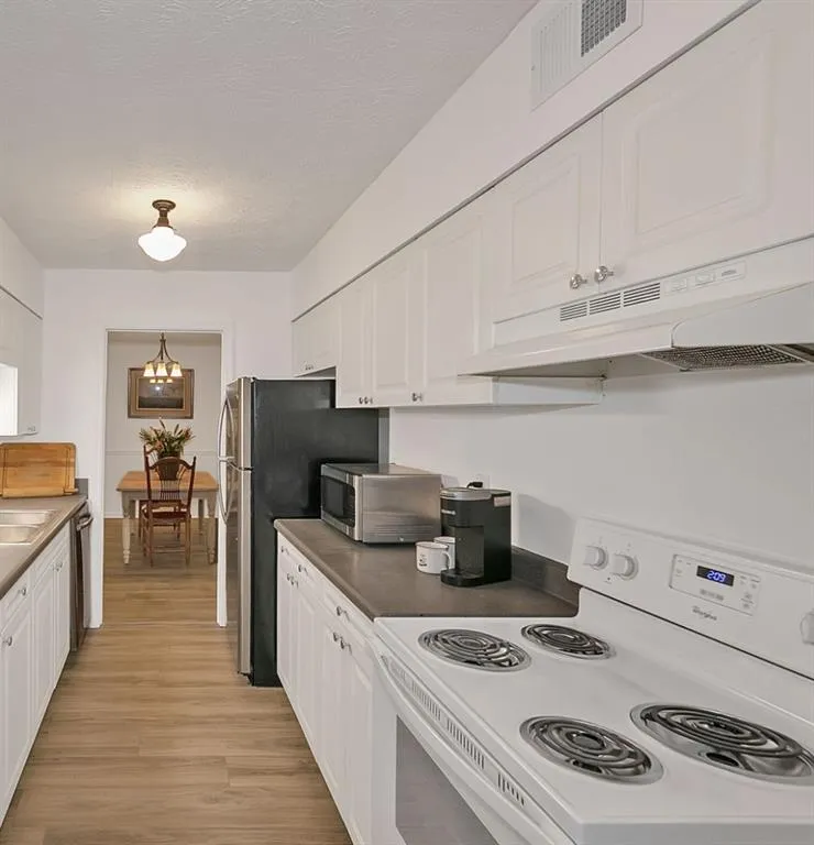 725 Dalrymple Road Unit 1a, Sandy Springs, Georgia 30328, 2 Bedrooms Bedrooms, ,2 BathroomsBathrooms,Residential,Sold,725 Dalrymple Road Unit 1a,6842609