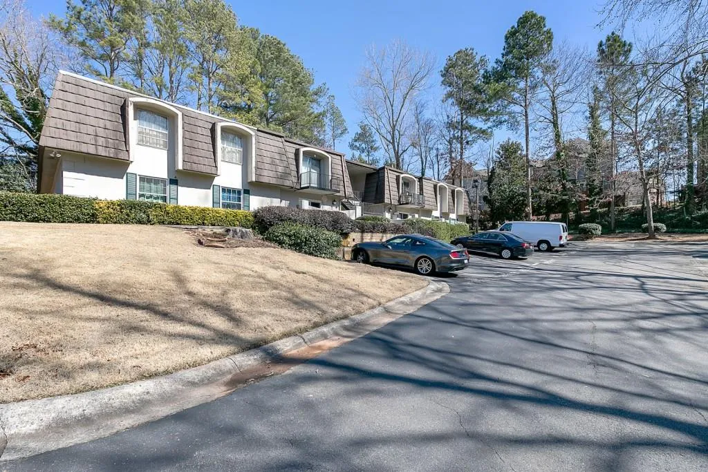 725 Dalrymple Road Unit 1a, Sandy Springs, Georgia 30328, 2 Bedrooms Bedrooms, ,2 BathroomsBathrooms,Residential,Sold,725 Dalrymple Road Unit 1a,6842609