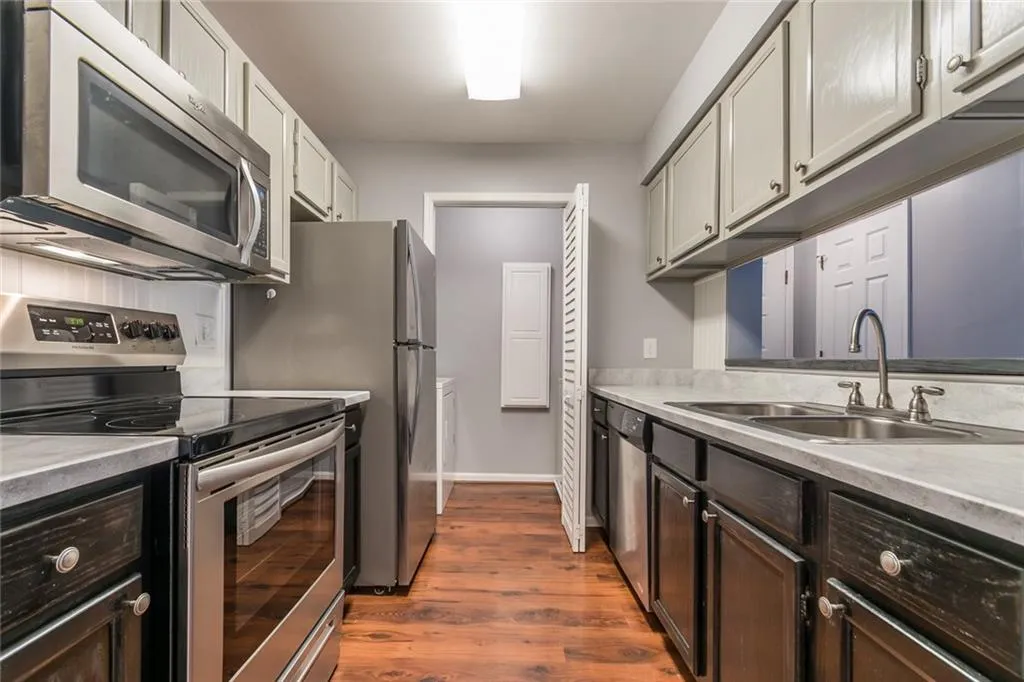 619 Barrington Hills Drive, Sandy Springs, Georgia 30350, 1 Bedroom Bedrooms, ,1 BathroomBathrooms,Residential,Sold,619 Barrington Hills Drive,6123941