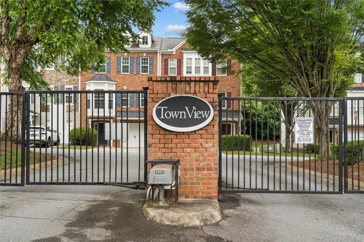 Town View is your connection to low maintenance, secure living near Kennesaw State University and major commuting routes.