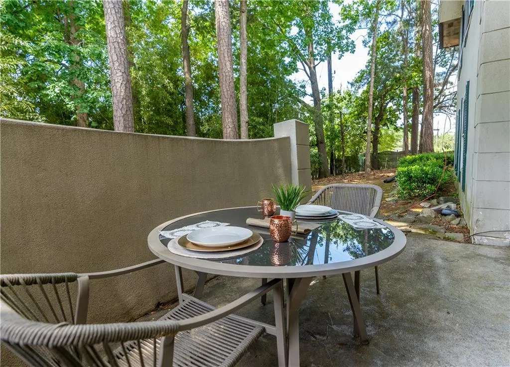 725 Dalrymple Road Unit 2e, Sandy Springs, Georgia 30328, 2 Bedrooms Bedrooms, ,2 BathroomsBathrooms,Residential,Sold,725 Dalrymple Road Unit 2e,7049381