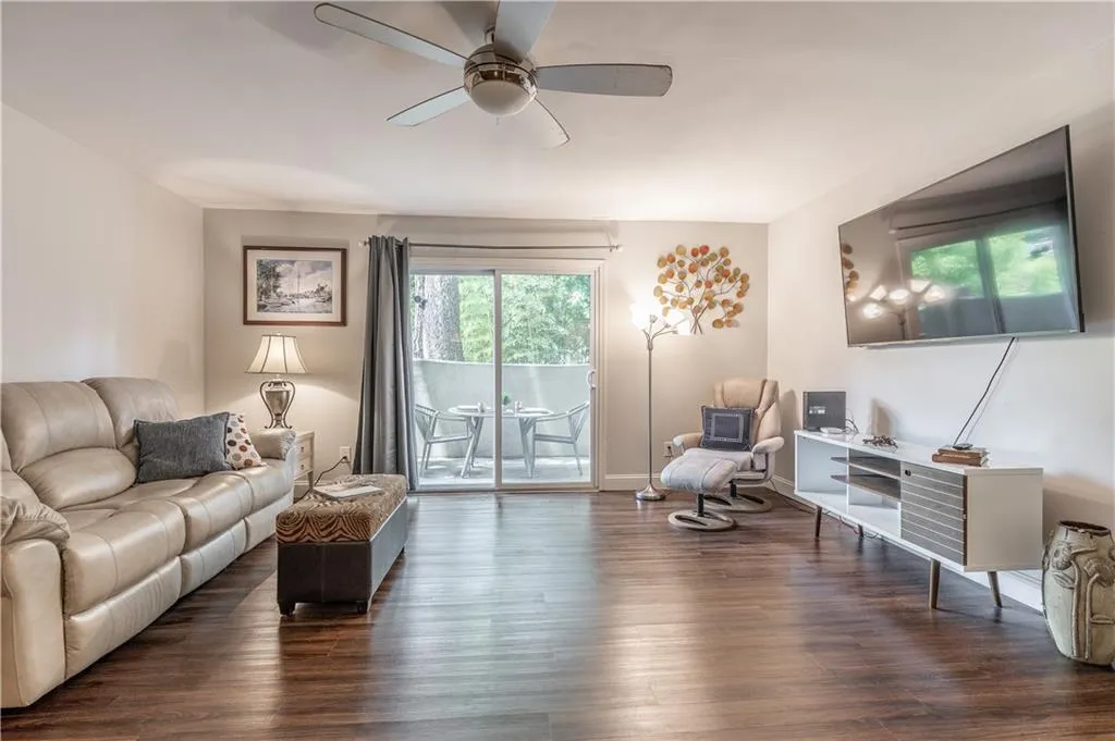 725 Dalrymple Road Unit 2e, Sandy Springs, Georgia 30328, 2 Bedrooms Bedrooms, ,2 BathroomsBathrooms,Residential,Sold,725 Dalrymple Road Unit 2e,7049381