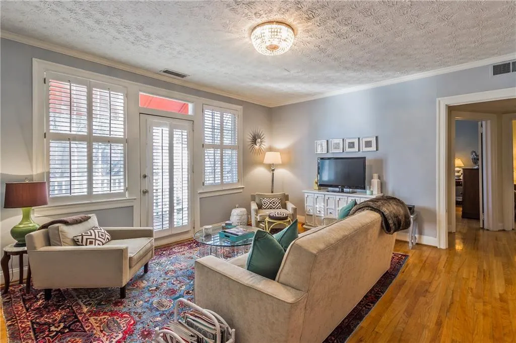 2230 Peachtree Road Nw Unit A6, Atlanta, Georgia 30309, 2 Bedrooms Bedrooms, ,1 BathroomBathrooms,Residential,Sold,2230 Peachtree Road Nw Unit A6,5942433