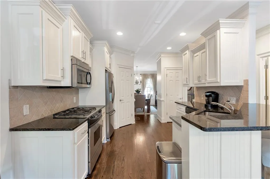 85 Chemin De Vie, Atlanta, Georgia 30342, 3 Bedrooms Bedrooms, ,3 BathroomsBathrooms,Residential,Sold,85 Chemin De Vie,7097067