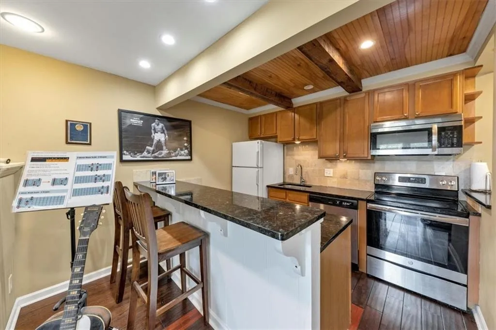 27 Chaumont Square Nw, Atlanta, Georgia 30327, 1 Bedroom Bedrooms, ,1 BathroomBathrooms,Residential,For Sale,27 Chaumont Square Nw,7668220
