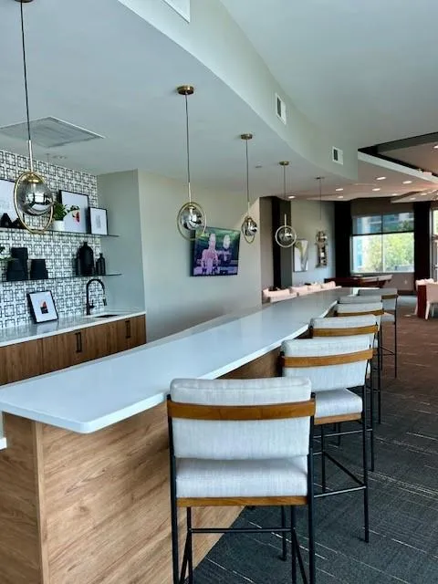 Bar area with pendant lighting, backsplash, and recessed lighting