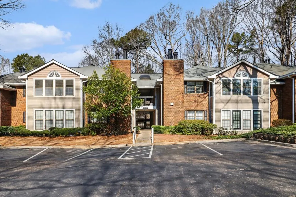 Moments To Parks, Sandy Springs, Dunwoody, & Roswell Shopping & Dining