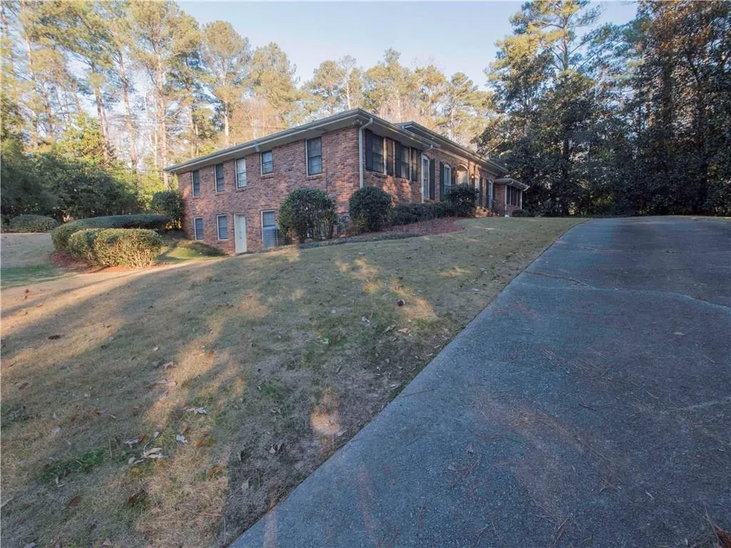 5660 Lake Forrest Drive, Sandy Springs, Georgia 30342, 4 Bedrooms Bedrooms, ,3 BathroomsBathrooms,Residential,Sold,5660 Lake Forrest Drive,5951207