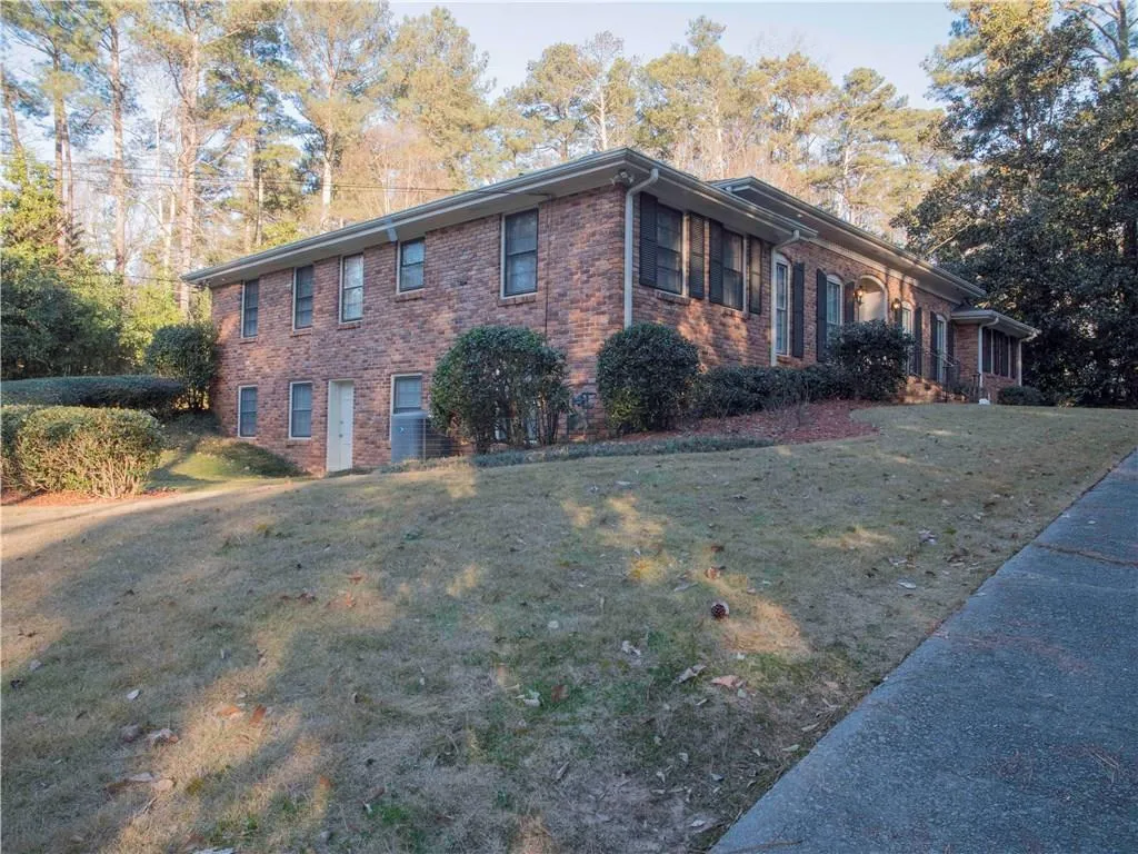 5660 Lake Forrest Drive, Sandy Springs, Georgia 30342, 4 Bedrooms Bedrooms, ,3 BathroomsBathrooms,Residential,Sold,5660 Lake Forrest Drive,5951207