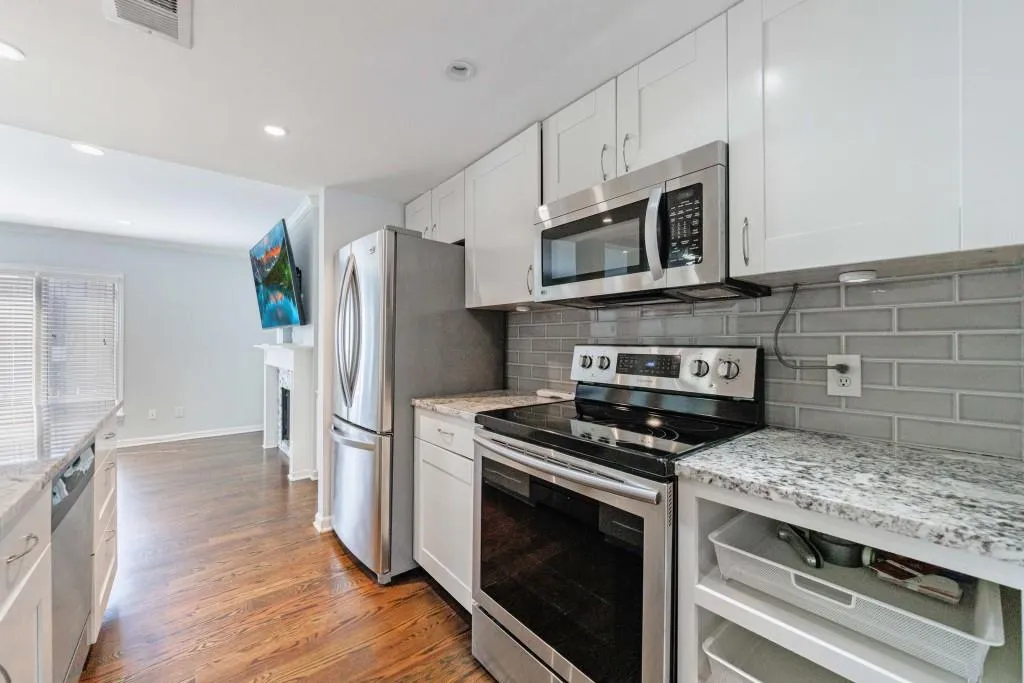13 Ivy Square Ne, Atlanta, Georgia 30342, 3 Bedrooms Bedrooms, ,3 BathroomsBathrooms,Residential,For Sale,13 Ivy Square Ne,7592131