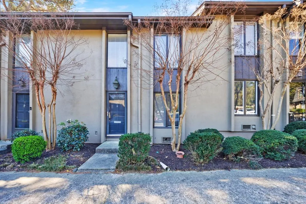 13 Ivy Square Ne, Atlanta, Georgia 30342, 3 Bedrooms Bedrooms, ,3 BathroomsBathrooms,Residential,For Sale,13 Ivy Square Ne,7592131