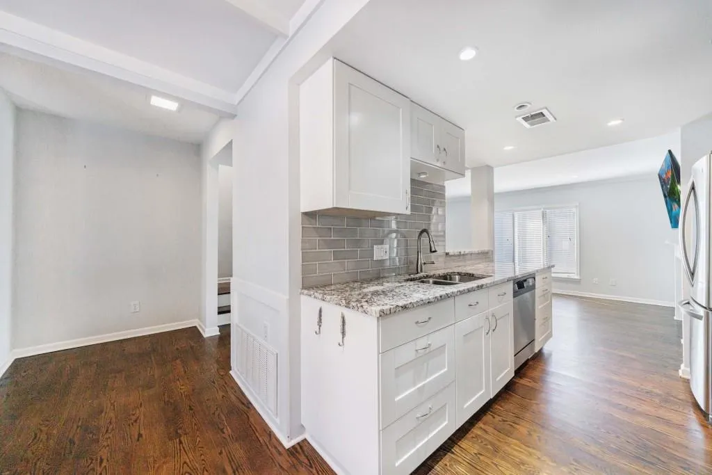 13 Ivy Square Ne, Atlanta, Georgia 30342, 3 Bedrooms Bedrooms, ,3 BathroomsBathrooms,Residential,For Sale,13 Ivy Square Ne,7592131