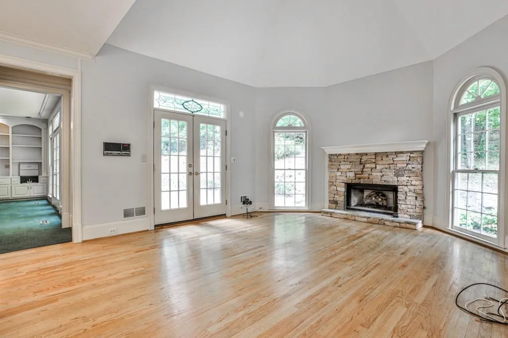 815 Jett Ferry Manor, Sandy Springs, Georgia 30350, 4 Bedrooms Bedrooms, ,3 BathroomsBathrooms,Residential,Sold,815 Jett Ferry Manor,6886249