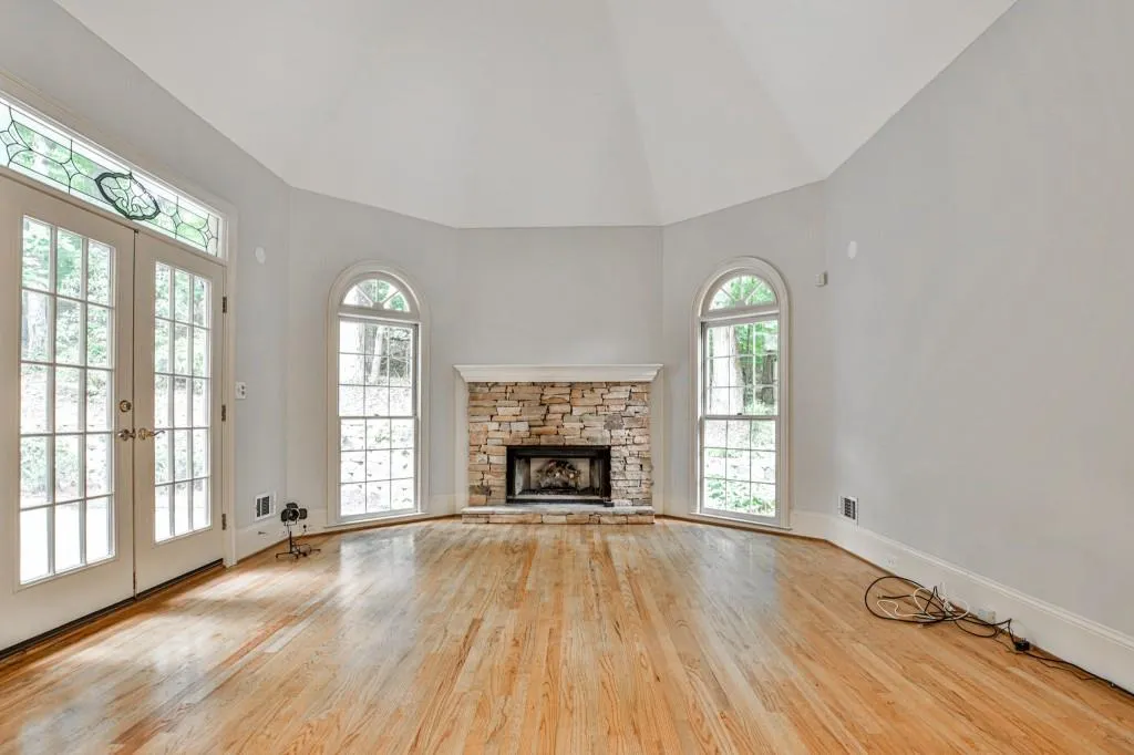 815 Jett Ferry Manor, Sandy Springs, Georgia 30350, 4 Bedrooms Bedrooms, ,3 BathroomsBathrooms,Residential,Sold,815 Jett Ferry Manor,6886249