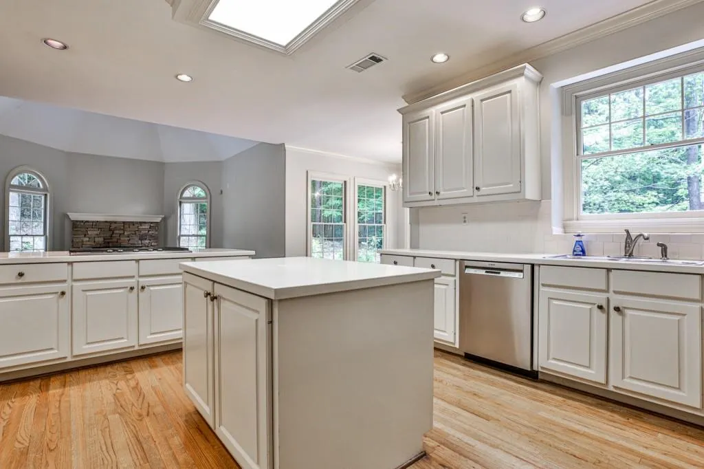 815 Jett Ferry Manor, Sandy Springs, Georgia 30350, 4 Bedrooms Bedrooms, ,3 BathroomsBathrooms,Residential,Sold,815 Jett Ferry Manor,6886249