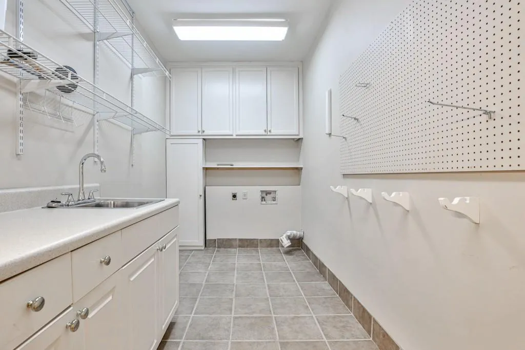 815 Jett Ferry Manor, Sandy Springs, Georgia 30350, 4 Bedrooms Bedrooms, ,3 BathroomsBathrooms,Residential,Sold,815 Jett Ferry Manor,6886249